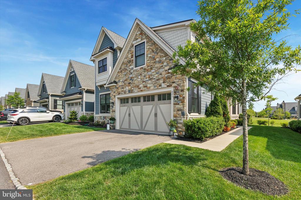 821 GREENWICH DRIVE