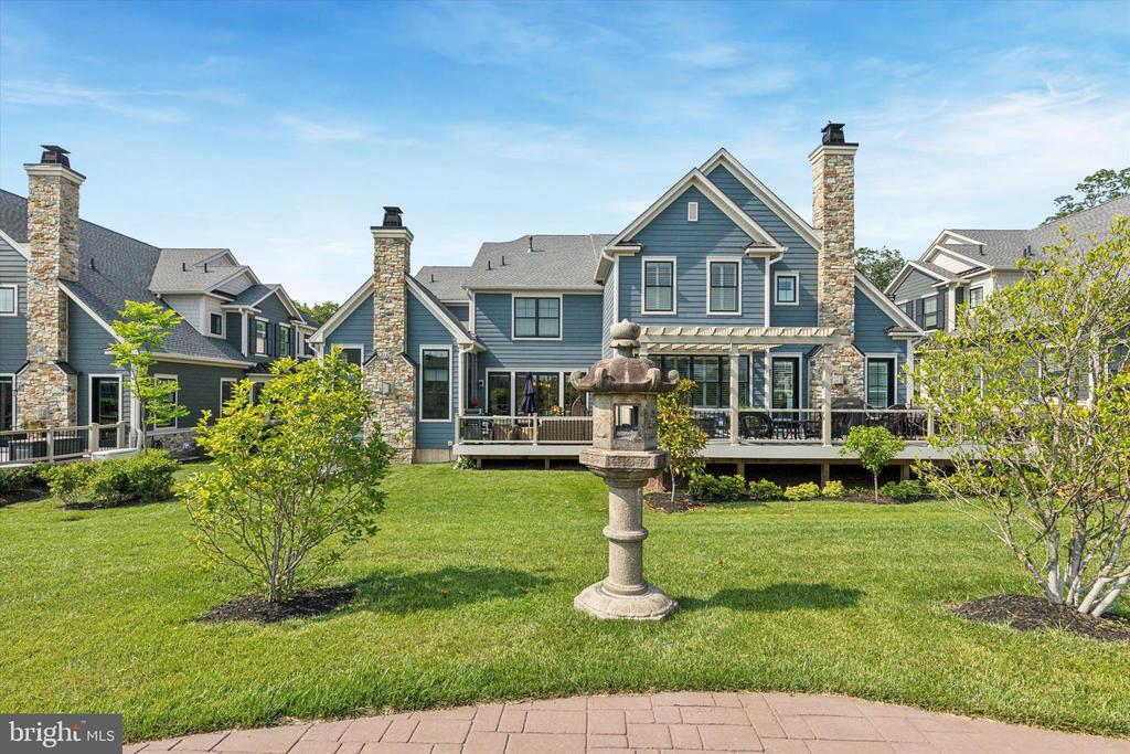 821 GREENWICH DRIVE