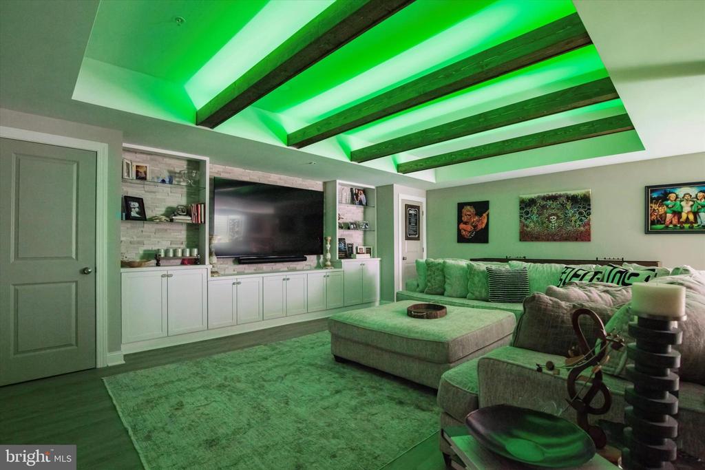821 GREENWICH DRIVE