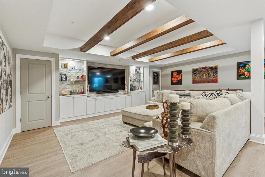 821 GREENWICH DRIVE