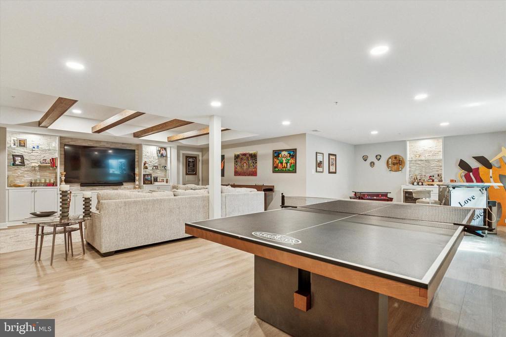 821 GREENWICH DRIVE