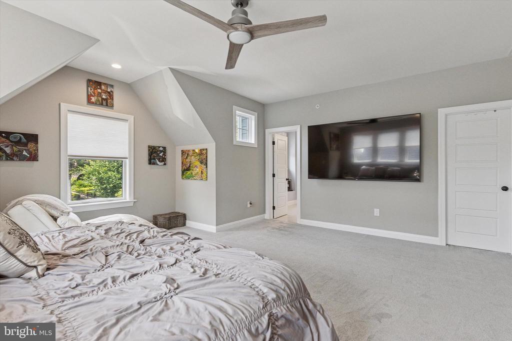 821 GREENWICH DRIVE