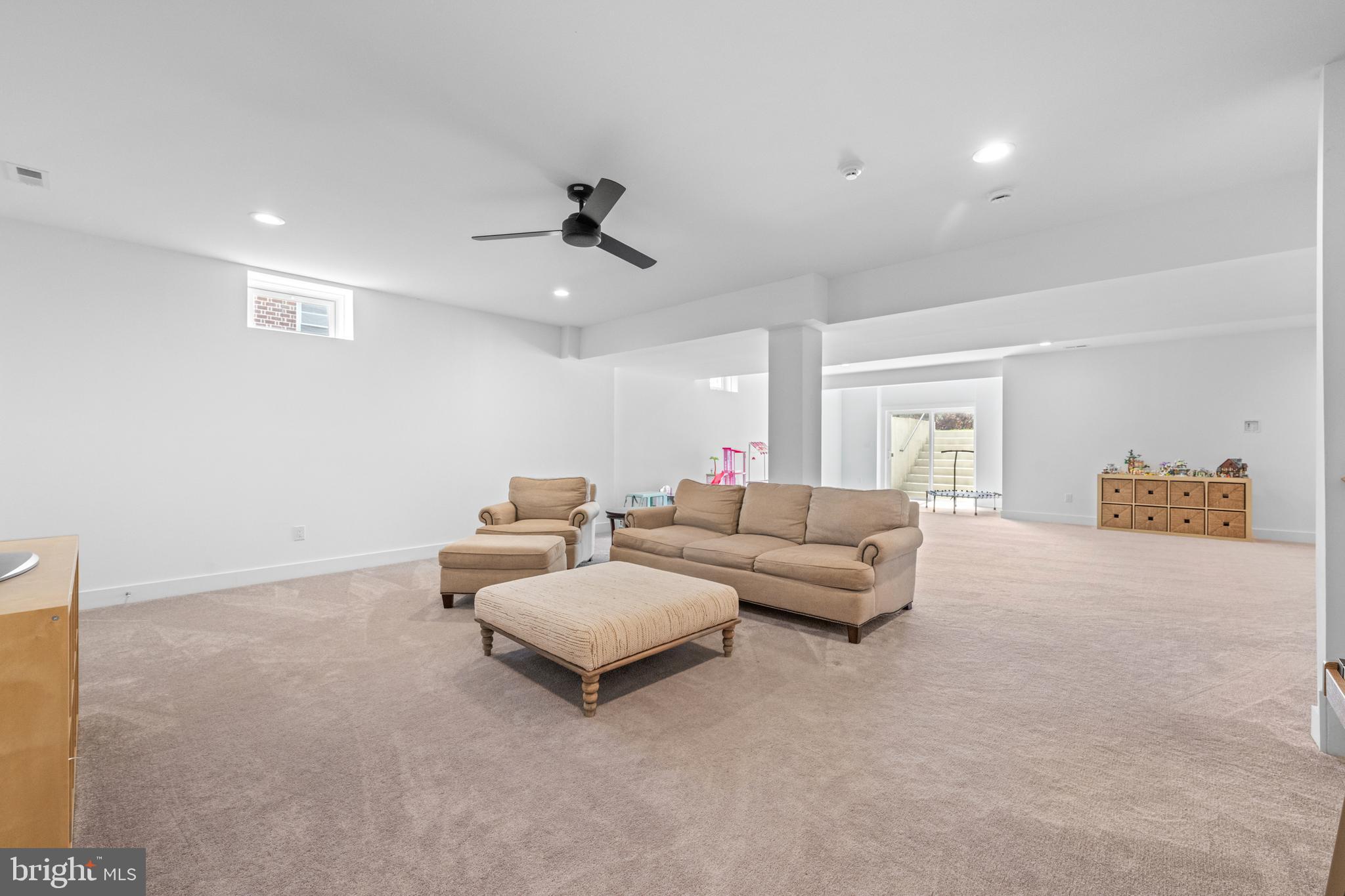 230 N RIDGE AVENUE