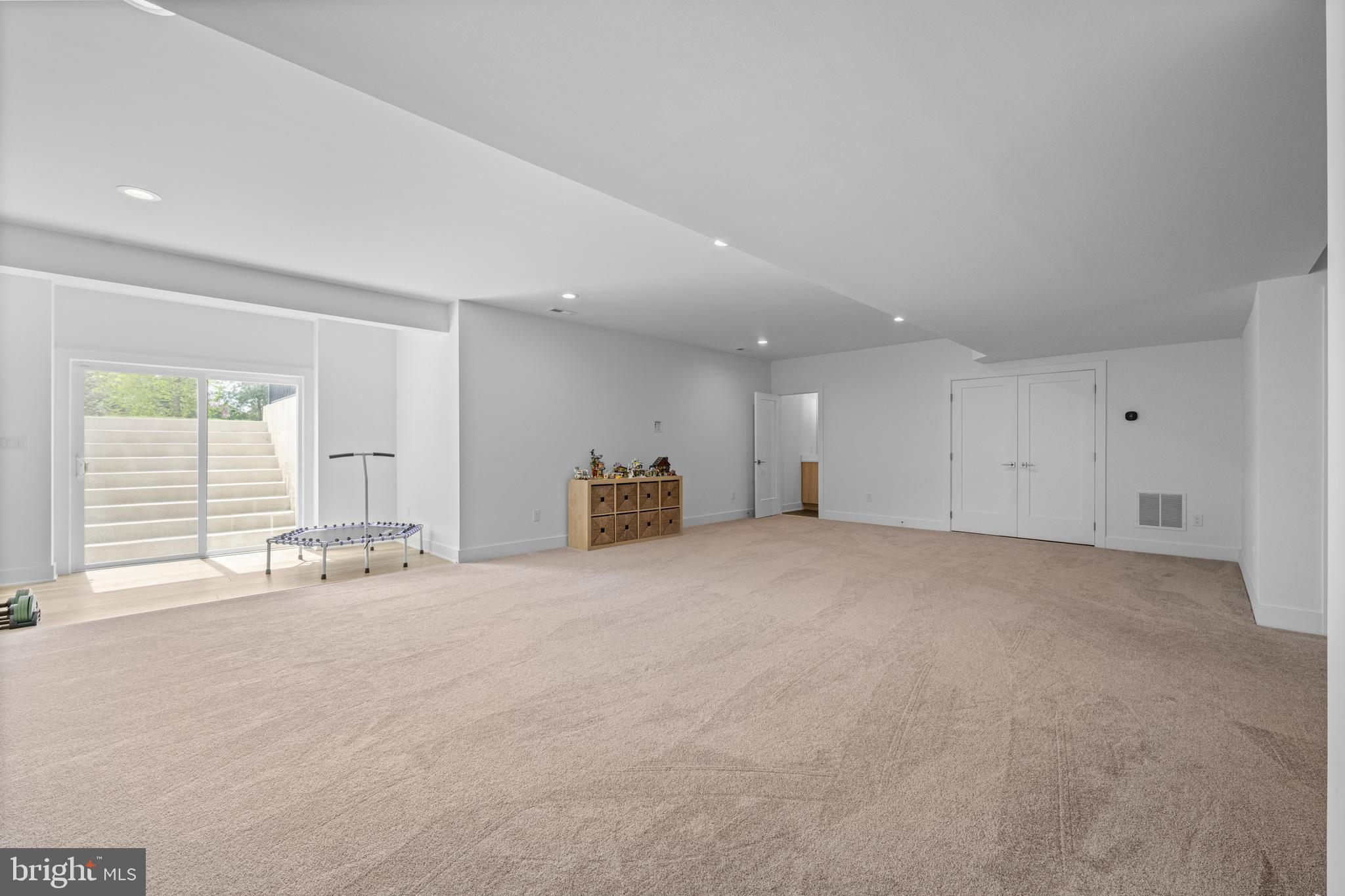 230 N RIDGE AVENUE