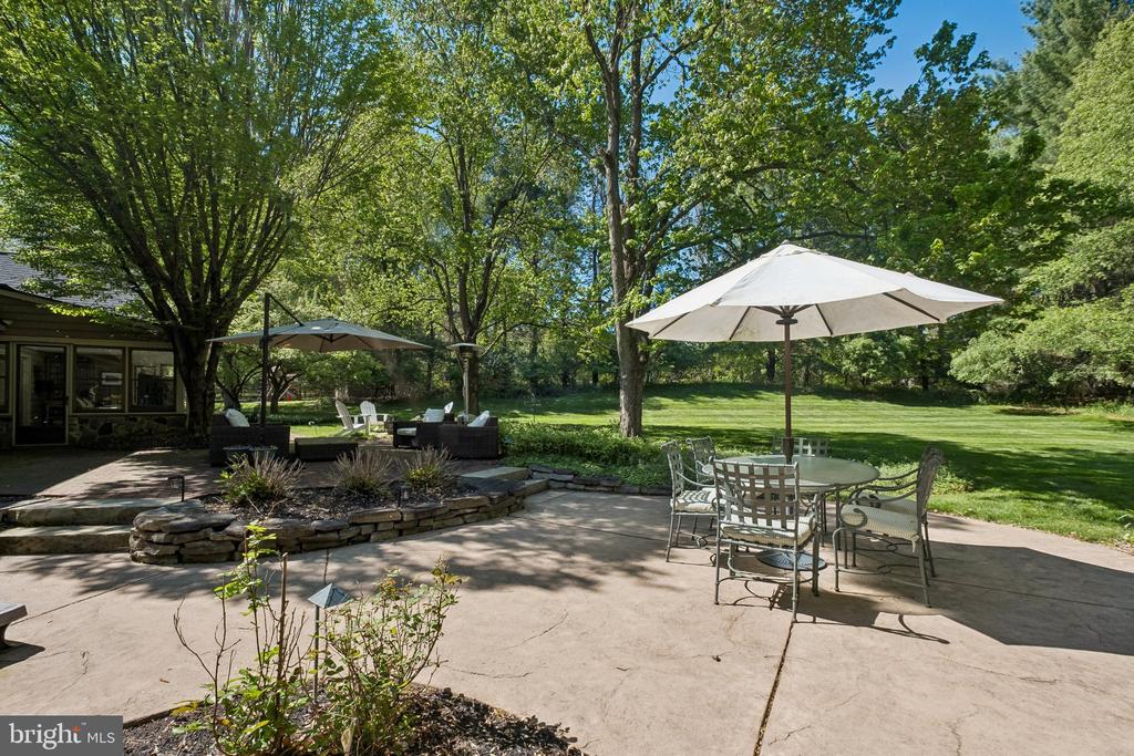2 HEDGEROW DRIVE