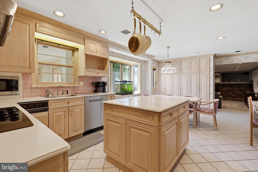 746 WRIGHT DRIVE