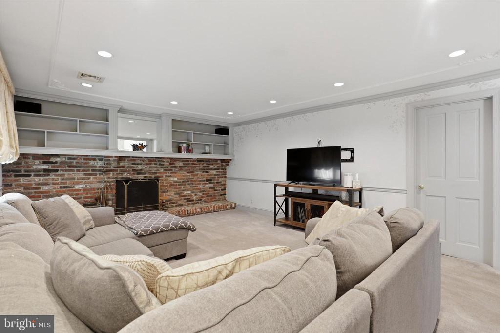746 WRIGHT DRIVE