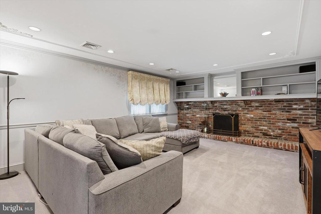 746 WRIGHT DRIVE