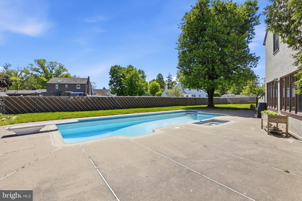 746 WRIGHT DRIVE
