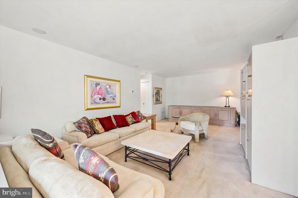 1637 OAKWOOD DRIVE CONDO 321