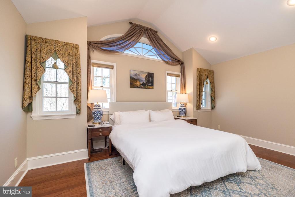 612 ARGYLE AVENUE