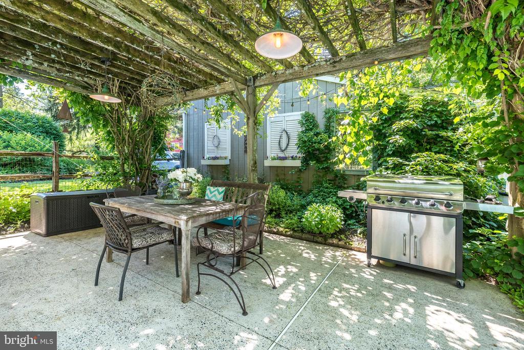 1047 COWPATH ROAD