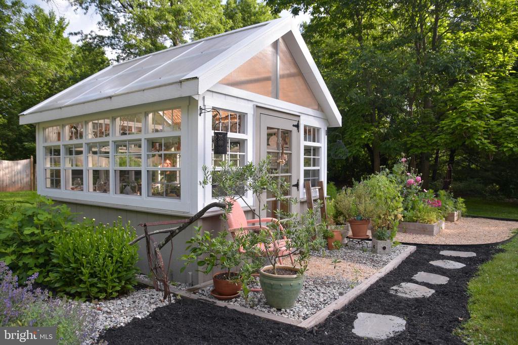 1047 COWPATH ROAD
