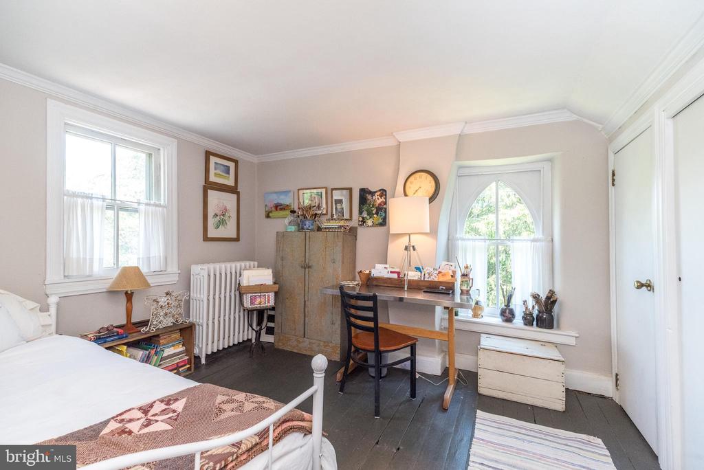 1047 COWPATH ROAD