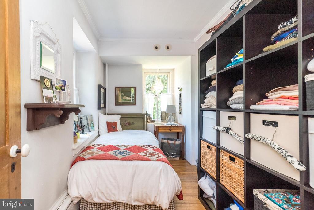 1047 COWPATH ROAD