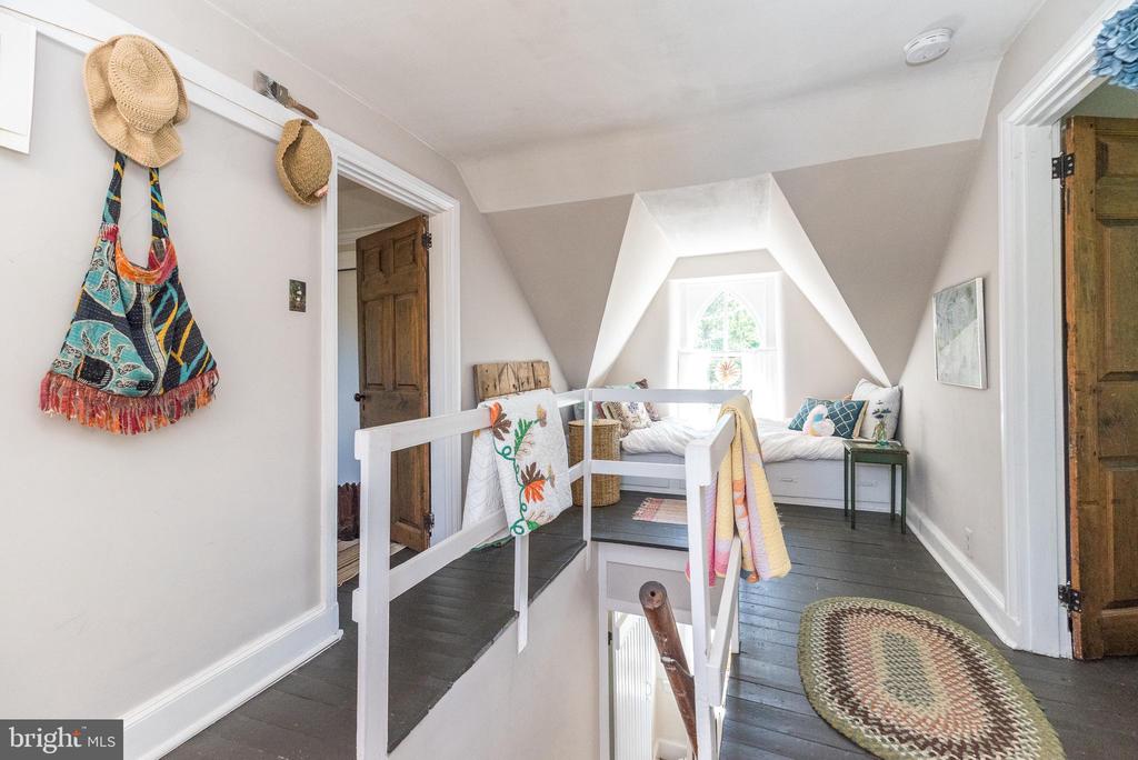 1047 COWPATH ROAD