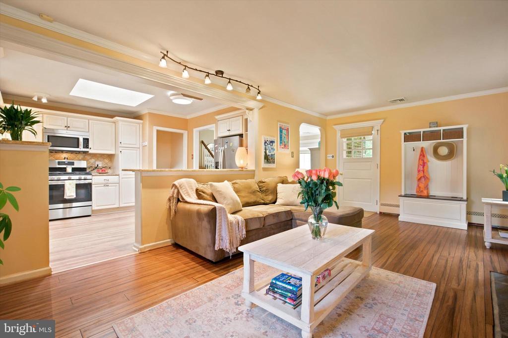 923 SUNSET DRIVE