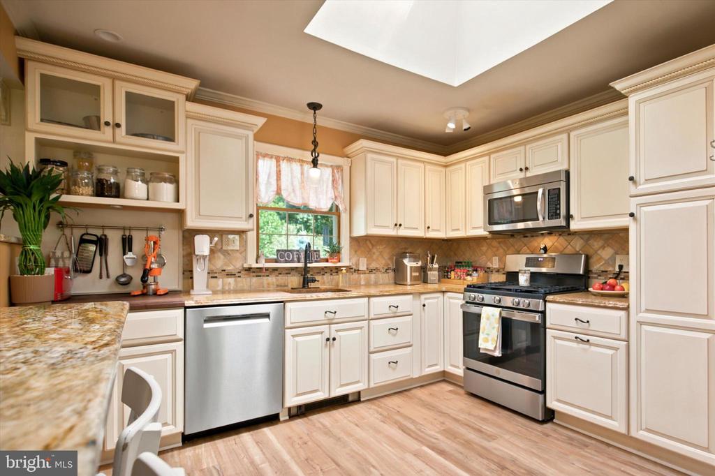 923 SUNSET DRIVE