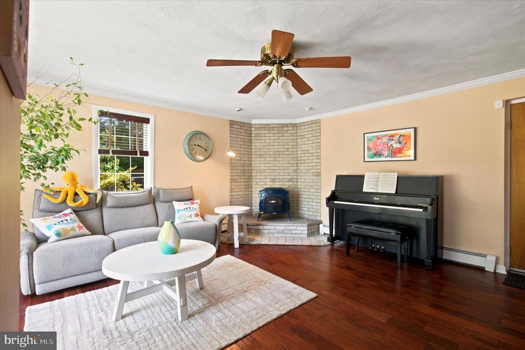 923 SUNSET DRIVE