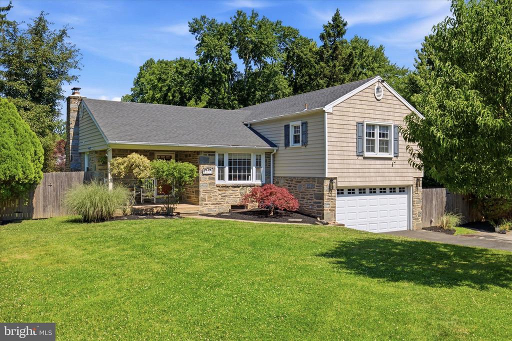 923 SUNSET DRIVE