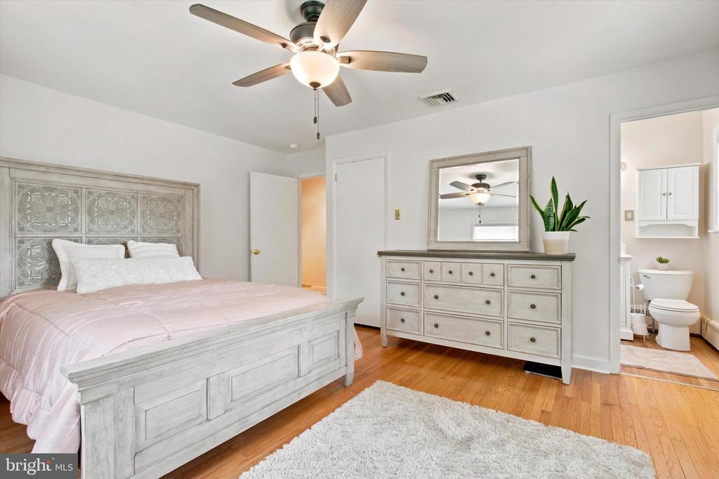 923 SUNSET DRIVE