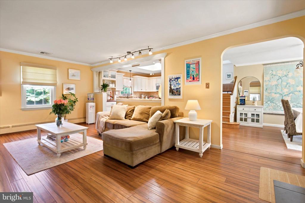 923 SUNSET DRIVE