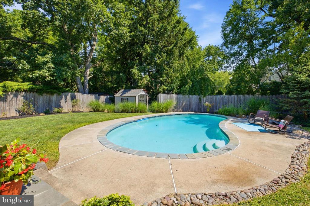 923 SUNSET DRIVE