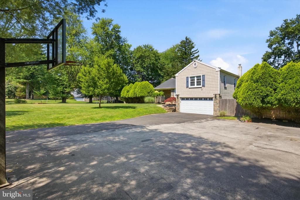 923 SUNSET DRIVE