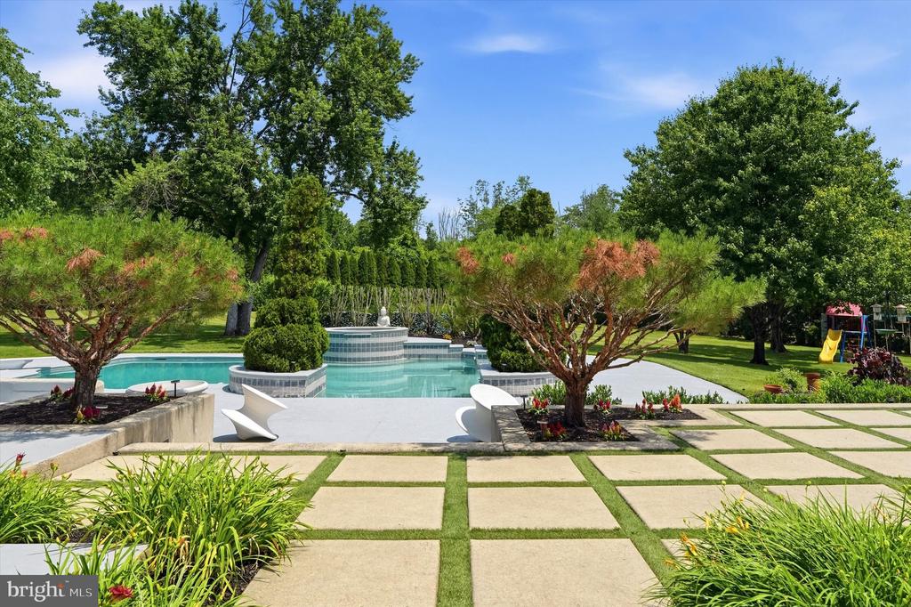 611 CREEK LANE