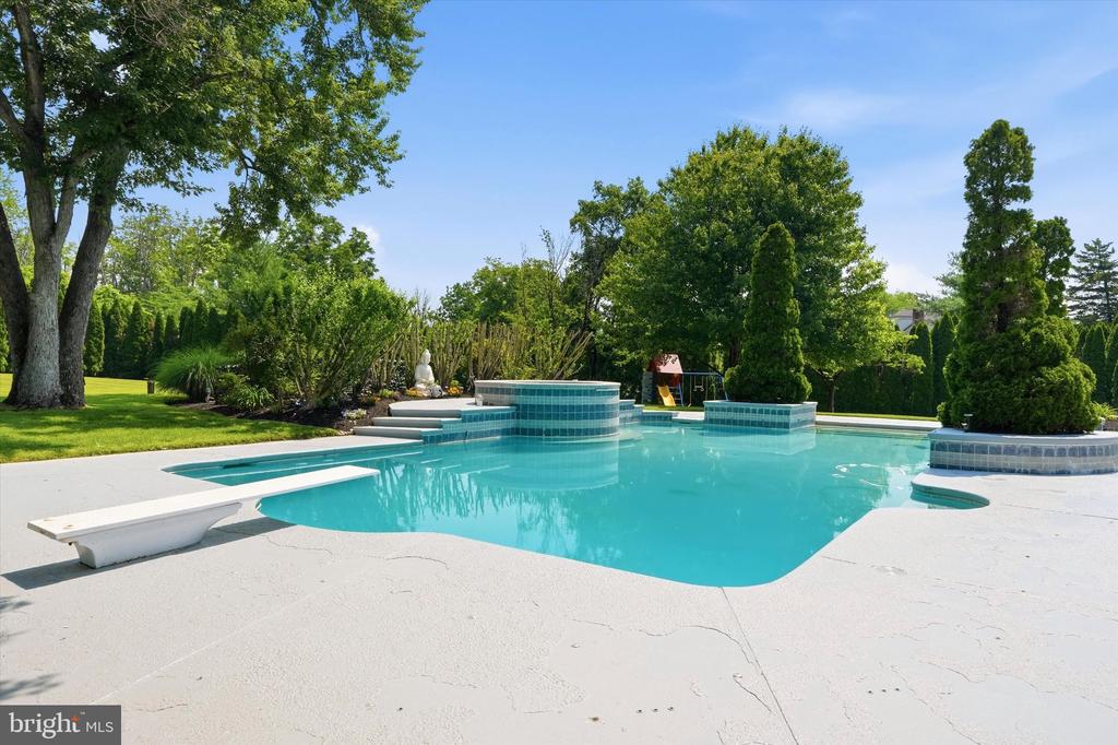 611 CREEK LANE