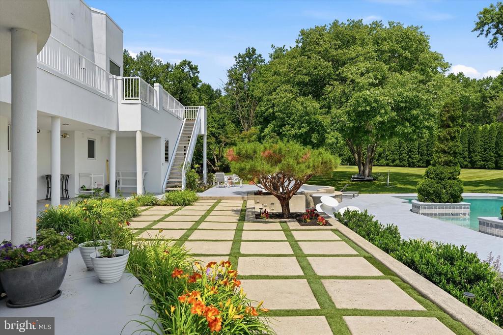 611 CREEK LANE