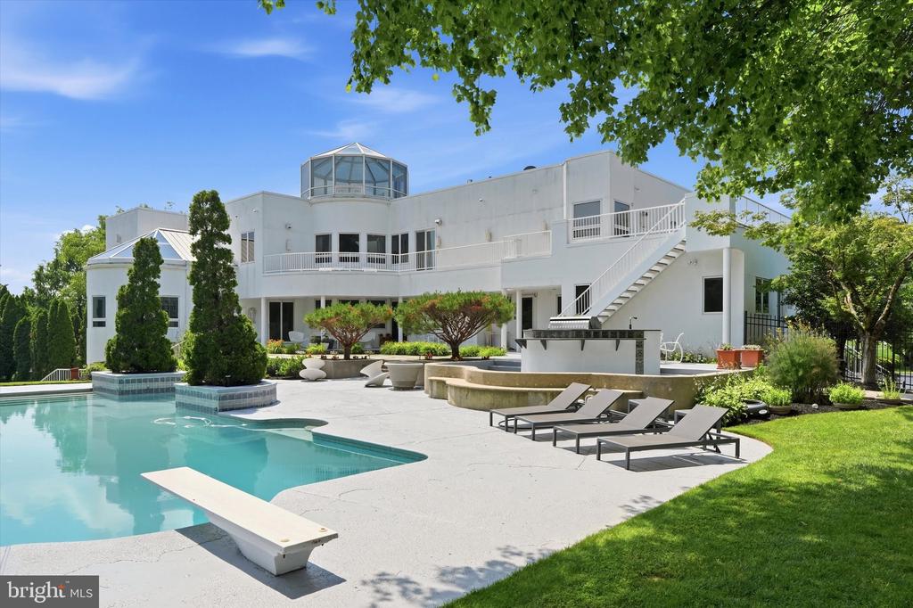 611 CREEK LANE