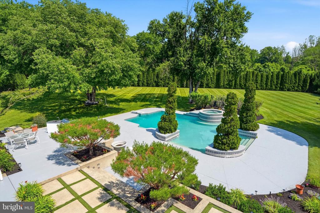 611 CREEK LANE