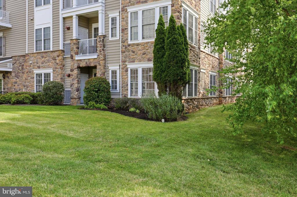 6102 LILAC COURT