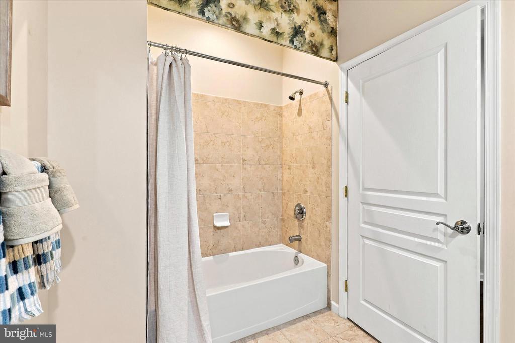 6102 LILAC COURT