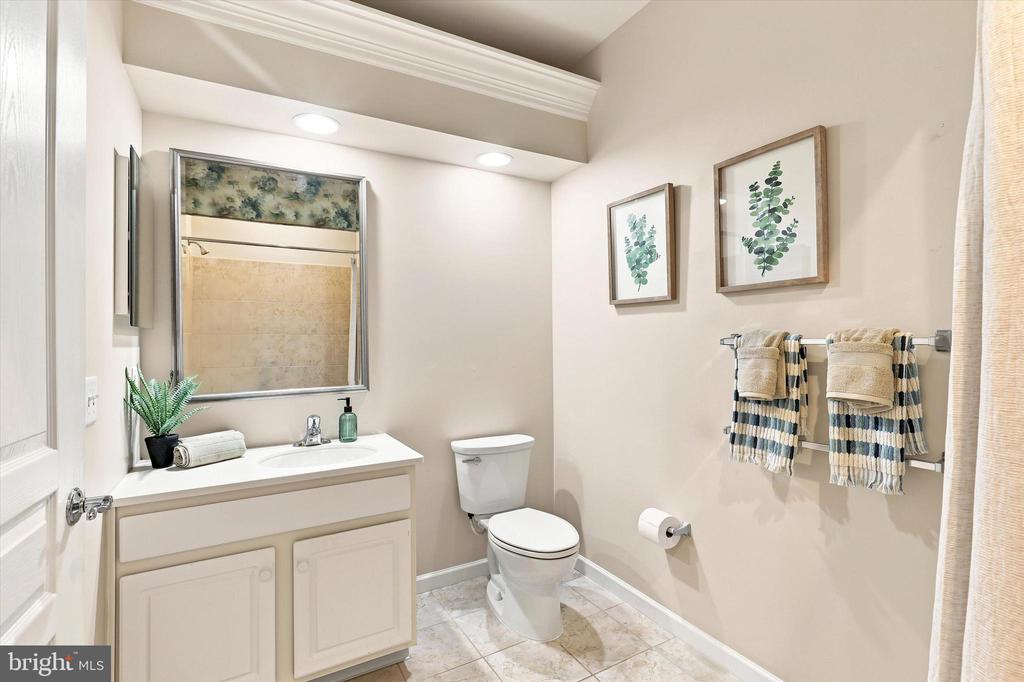 6102 LILAC COURT