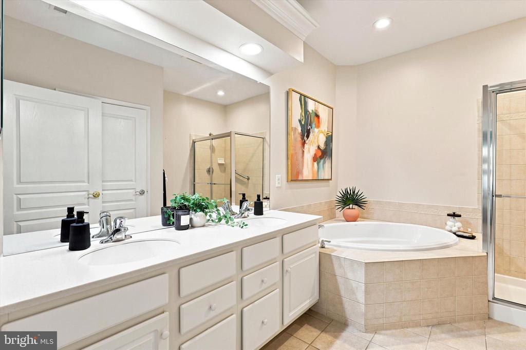 6102 LILAC COURT