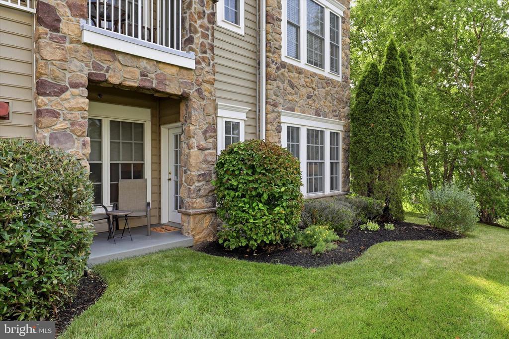 6102 LILAC COURT