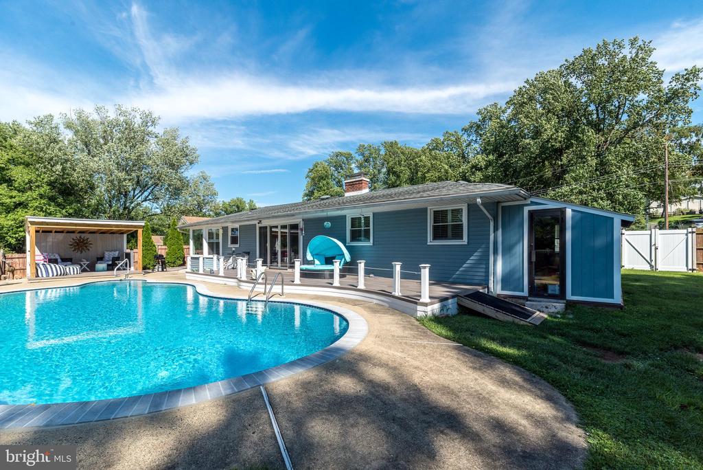 608 ORIOLE LANE