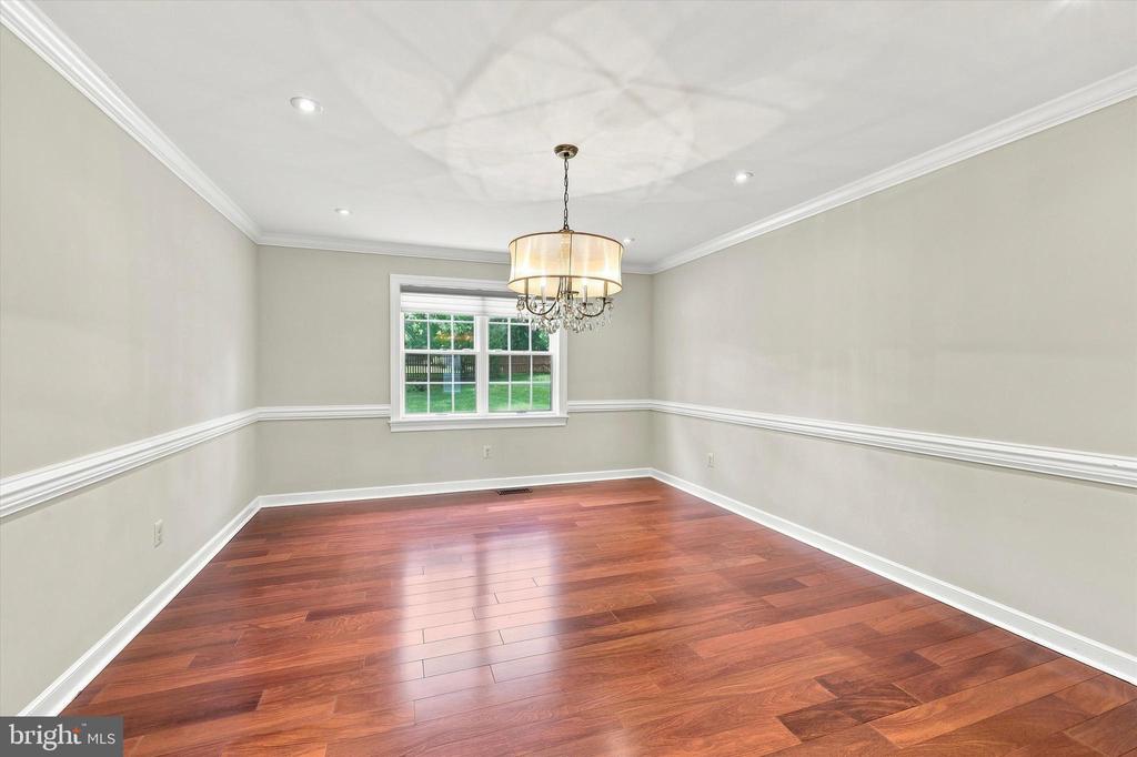 940 ROSEWOOD DRIVE