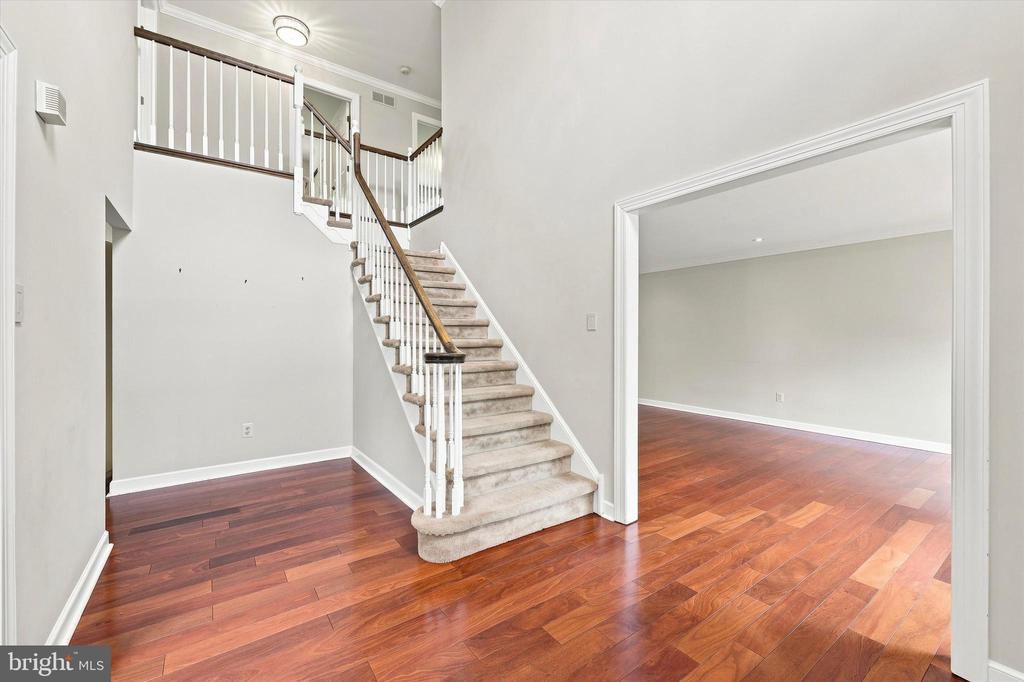 940 ROSEWOOD DRIVE