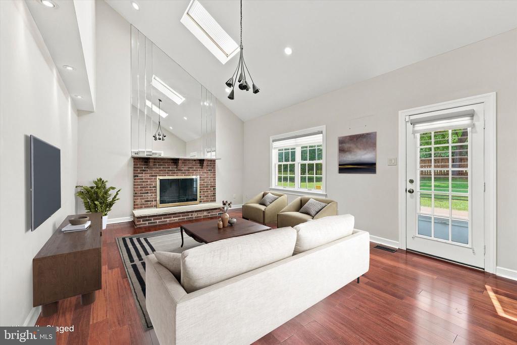940 ROSEWOOD DRIVE