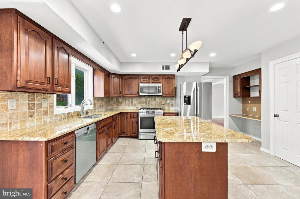 940 ROSEWOOD DRIVE