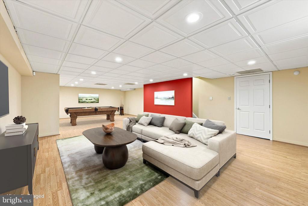 940 ROSEWOOD DRIVE