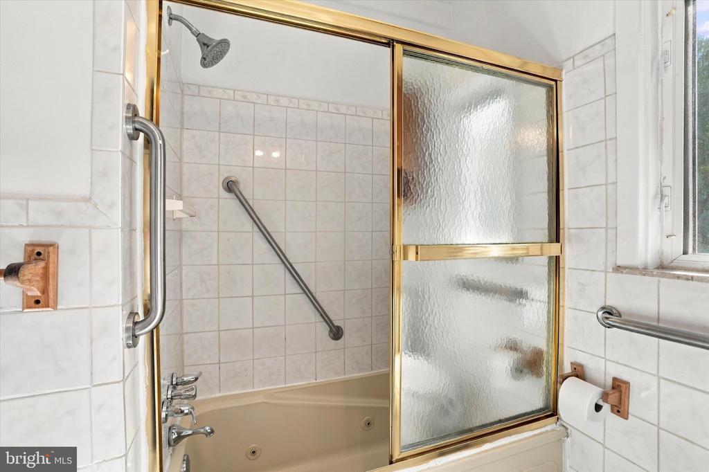 8105 MACARTHUR ROAD Unit:           