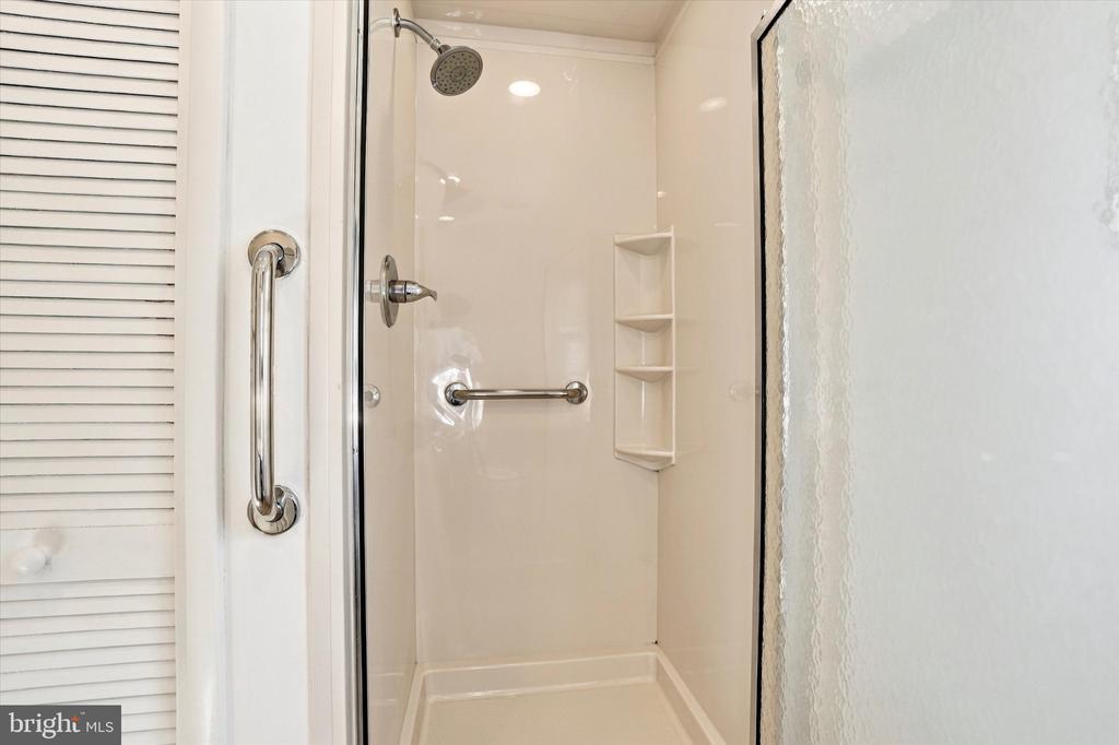 8105 MACARTHUR ROAD Unit:           