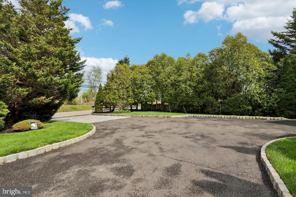 209 E WELSH ROAD