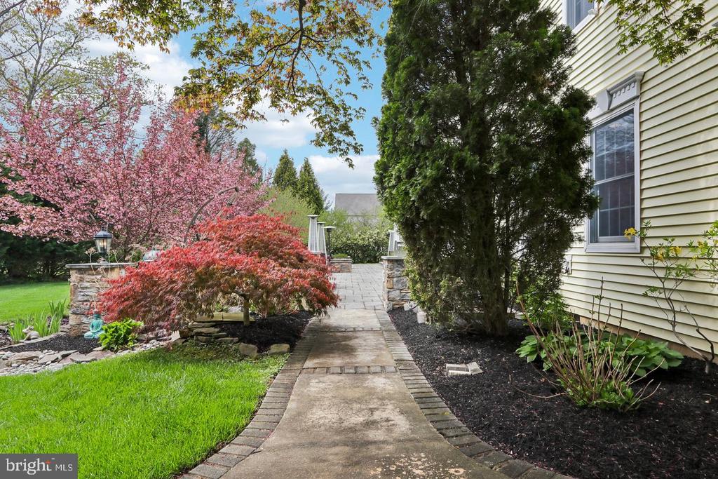 209 E WELSH ROAD