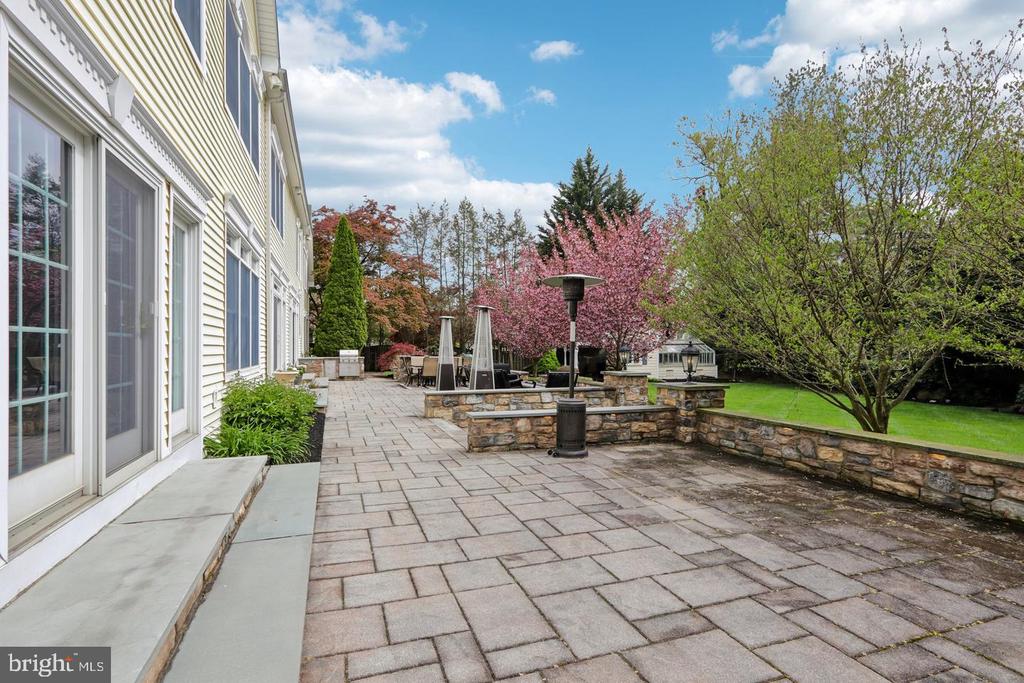 209 E WELSH ROAD