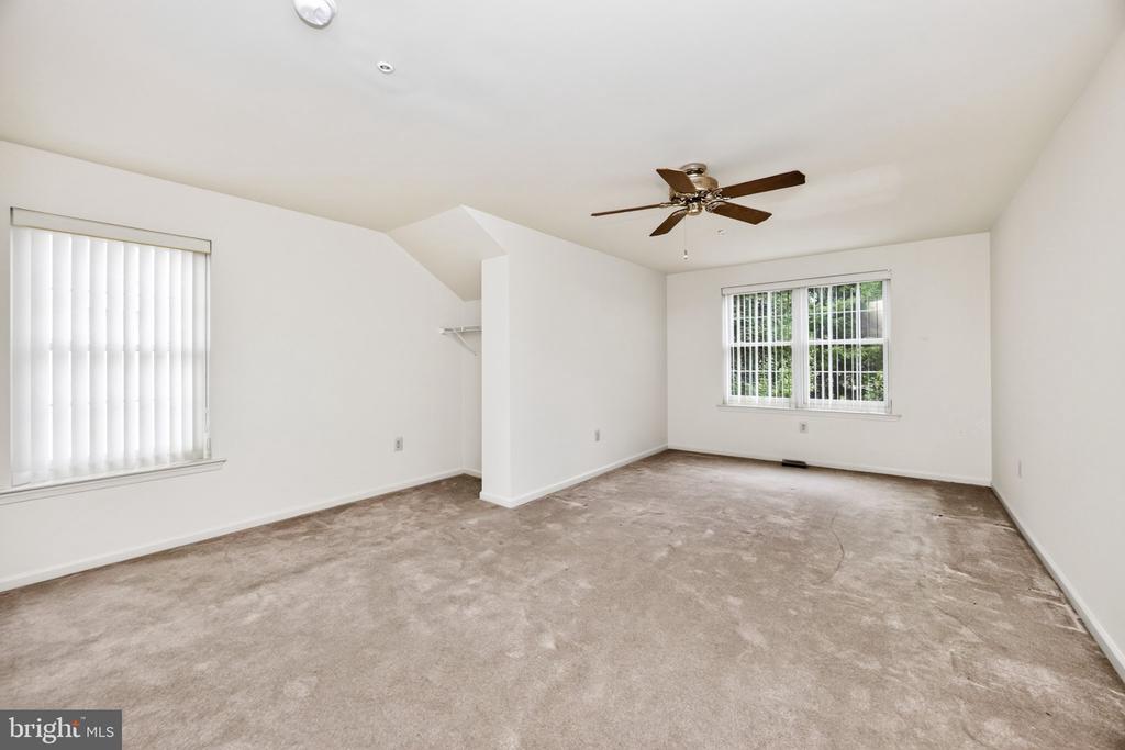 19 STUART DRIVE Unit: 19